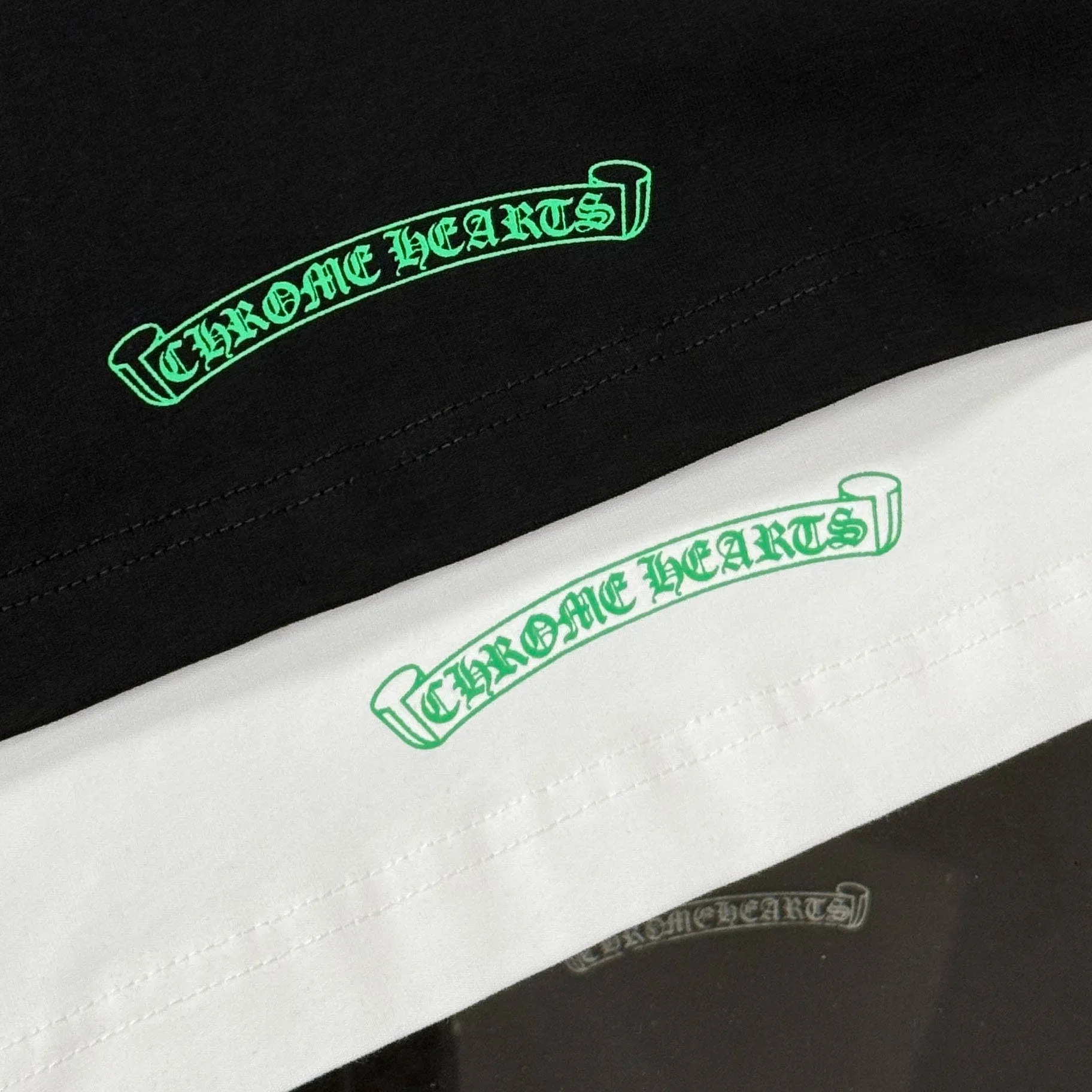 P180 Chrome Hearts Chrome Hearts 25 high-end versions. The fabric is made of 300 grams of high-density pure cotton. It does not deform or shrink. It has three labels. It is the same style for men and women. Technology: suede foaming + digital printing. Color: white, black. SIZE: S-XL.